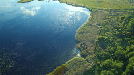 Vista-Aérea-De-La-Tranquila-Zatoka-Pucka-En-Polonia-1