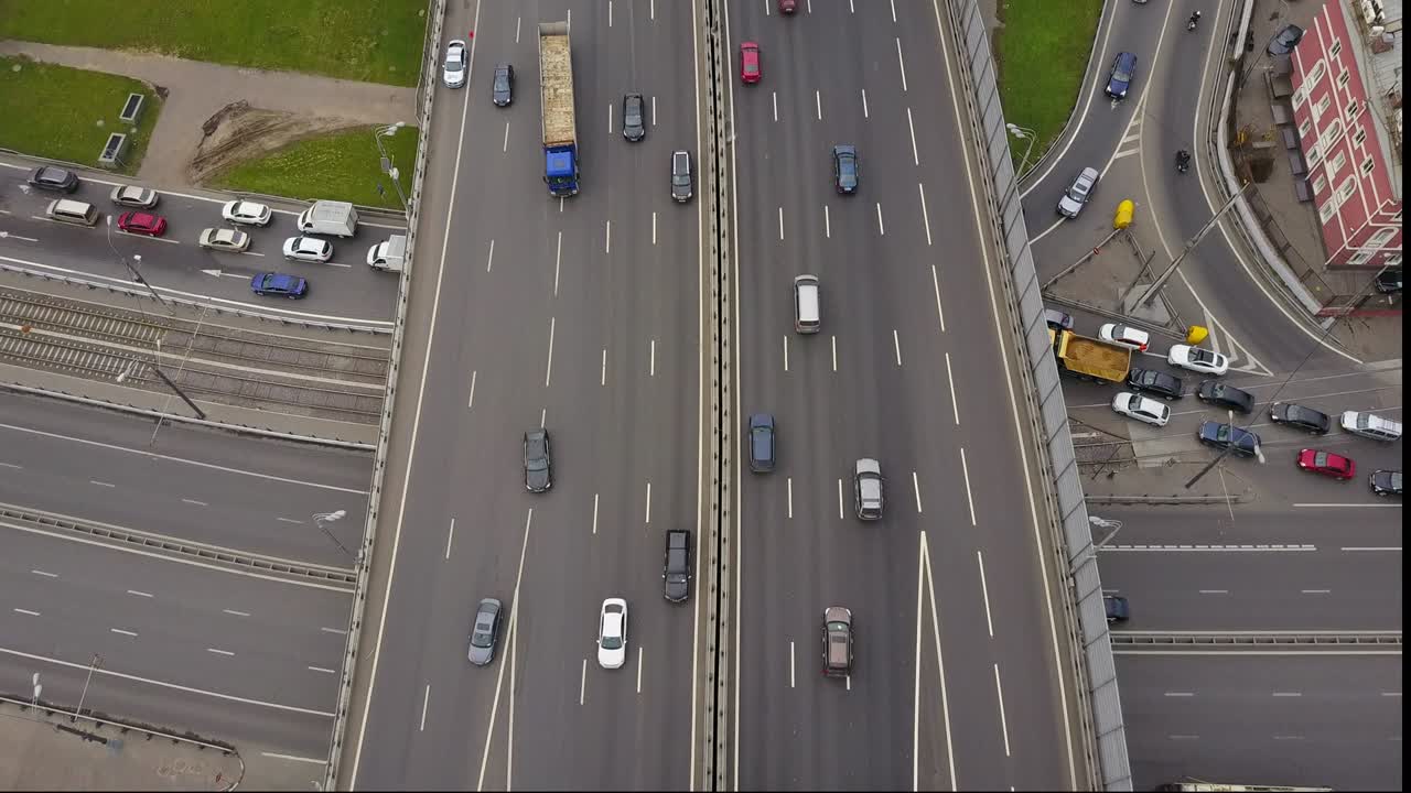 러시아 모스크바 낮 시간 교통 도로 교차로 교차 도로 공중 파노라마 4k