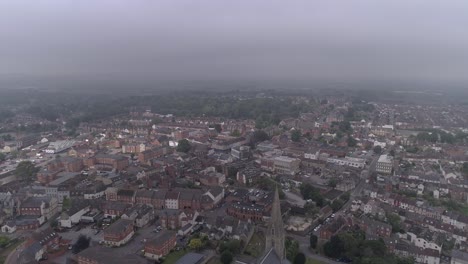 tiro aéreo hacia atrás sobre cricklade, swindon