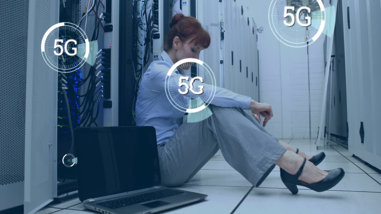 5g escrito en el medio de un círculo futurista y una mujer sentada en un pasillo 4k