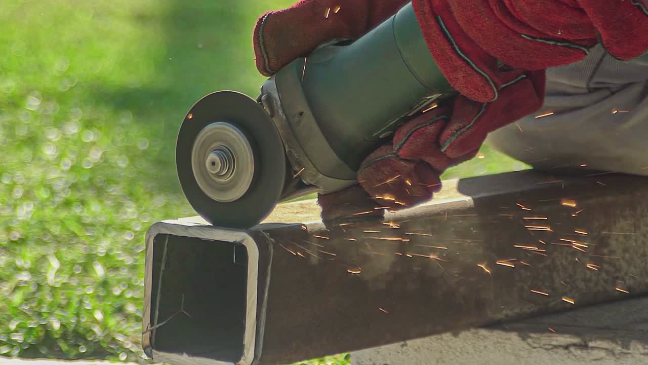 molienda angular que corta un perfil de hierro en cámara lenta 4