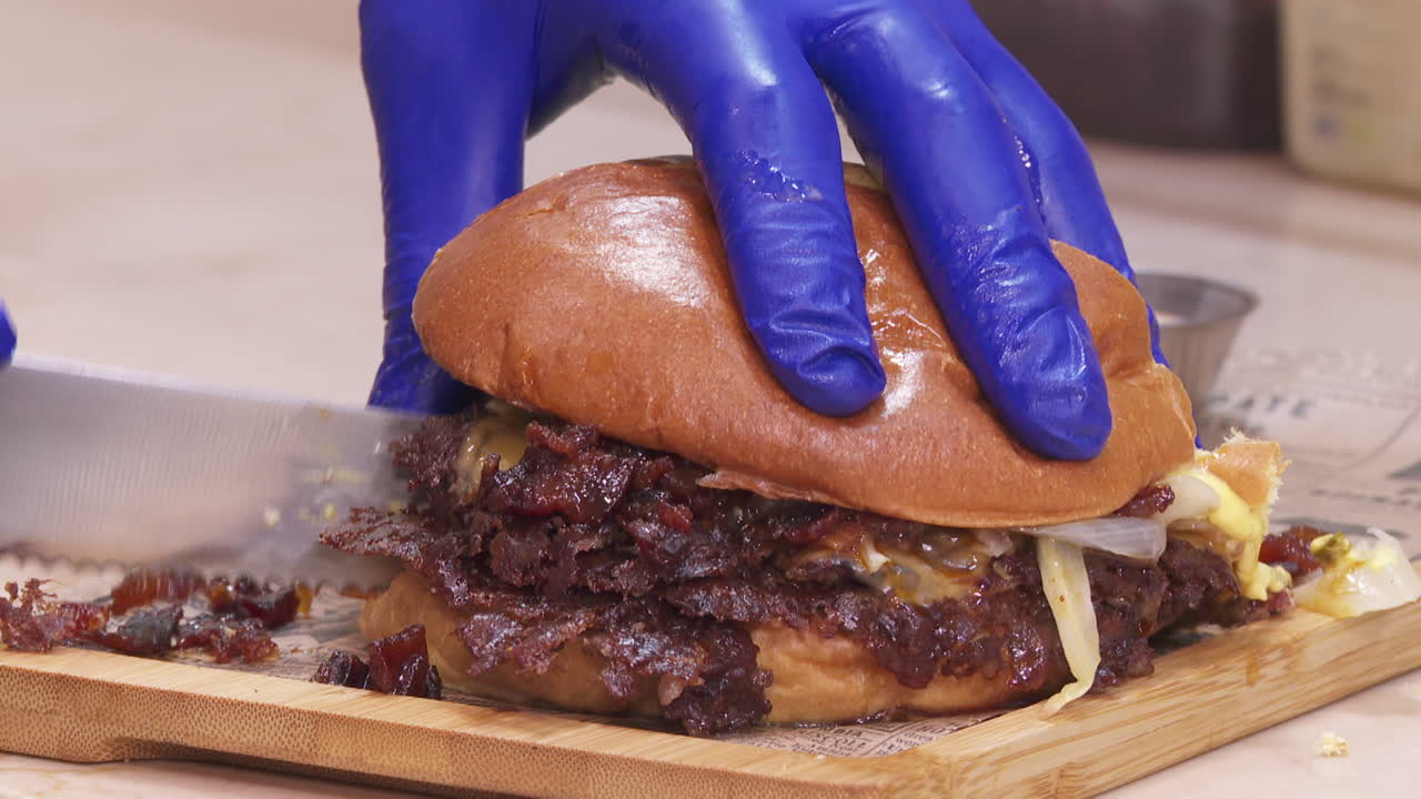 preparando una deliciosa hamburguesa gourmet