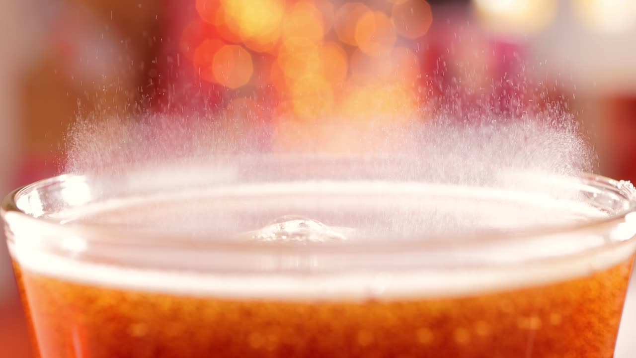 Cola con bollicine che schizzano al rallentatore su una luce sfocata, sfondo sfocato