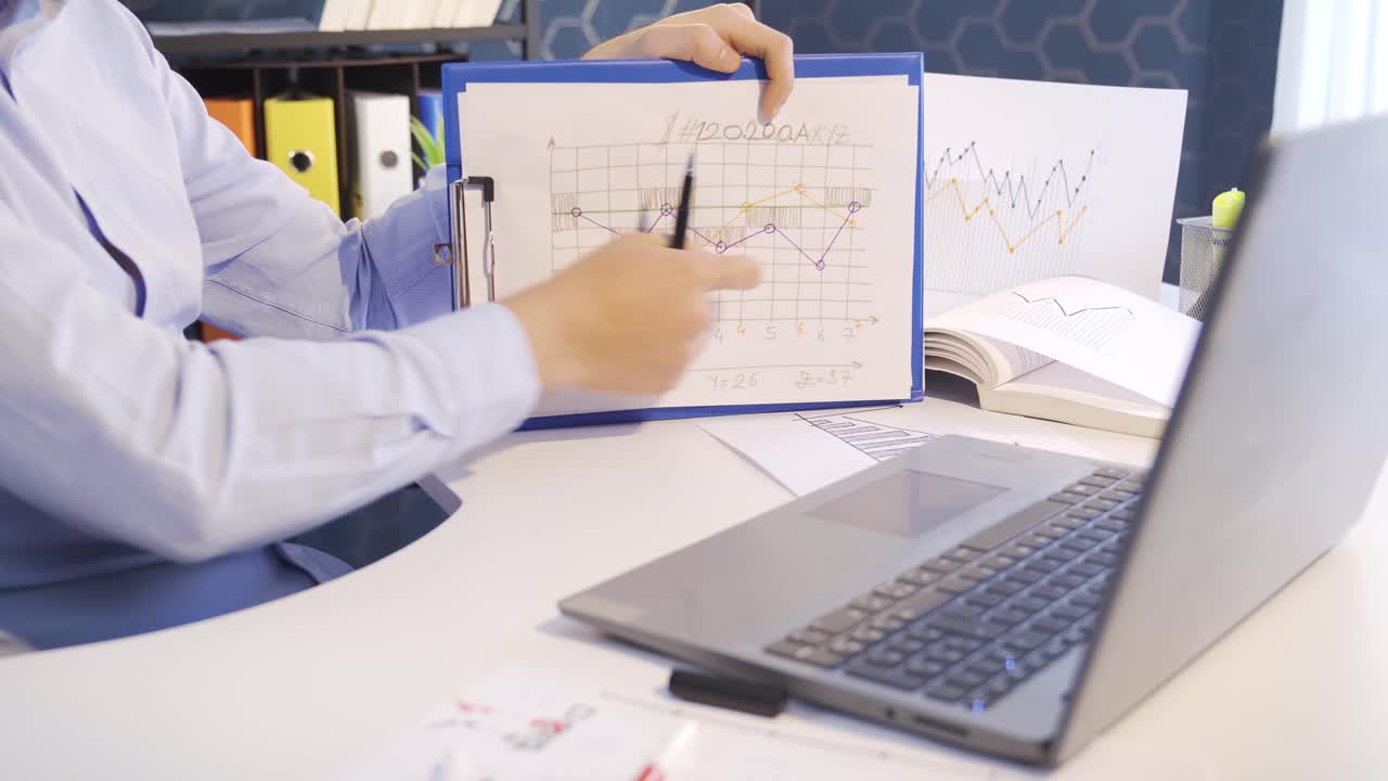 llevar a cabo reuniones de negocios en línea y análisis de gráficos.