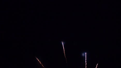 hermosa exhibición de trabajo de fuego colorido por la noche para la celebración en el festival