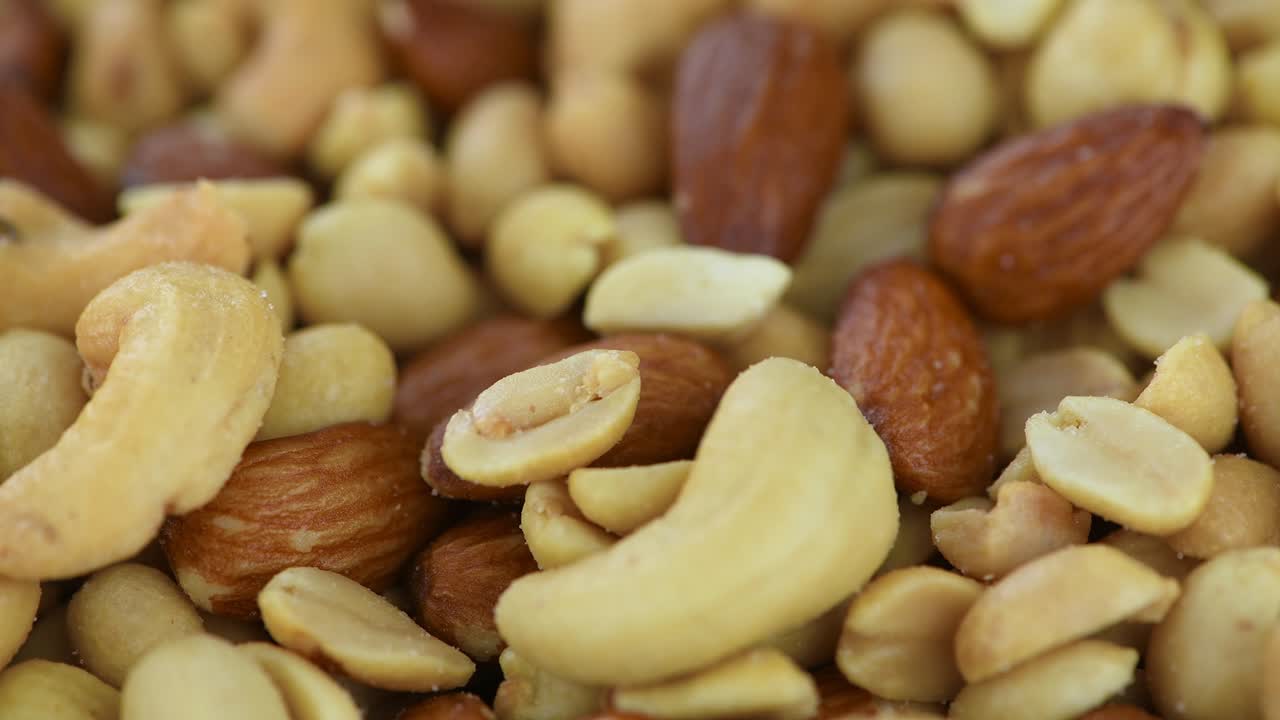 Frutta secca appena tostata su un piatto rotante (loop continuo)