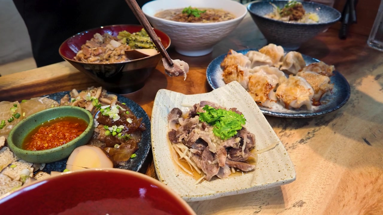 Jarak dekat berbagai hidangan Taiwan termasuk mi, pangsit, dan nasi babi rebus di Bangkok
