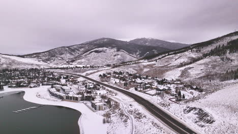 Lake-Dillon,-Keystone,-Gipfel,-Bucht,-Auto,-Autobahn,-Colorado,-Luftbild,-Filmisch,-Drohne,-Wolkig,-Verschneit,-Wintermorgen,-Aussicht,-Frisco,-Breckenridge,-Silverthorne,-Zehn-Meilen,-Reichweite,-Friedlich,-Ruhig,-Gefrorenes-Eis,-Vorwärtsbewegung