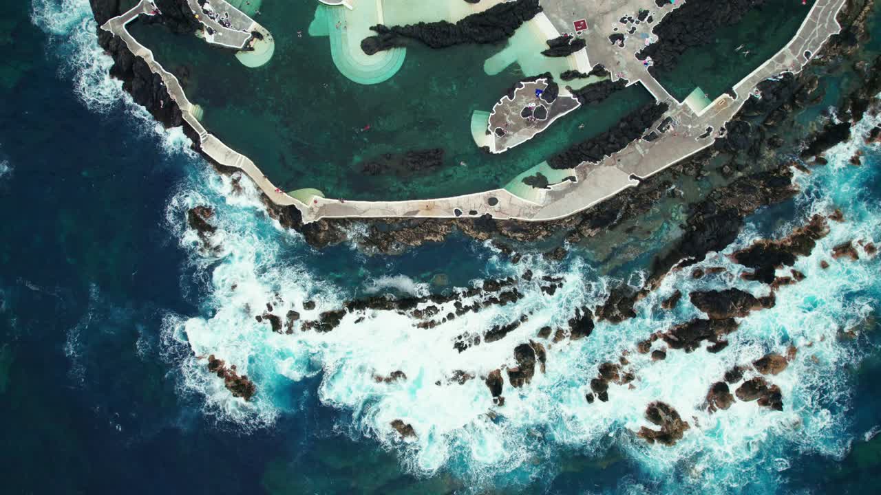 포르투갈 마데라 주 포르토 모니즈의 해안선에 부히는 물결과 자연 수영장