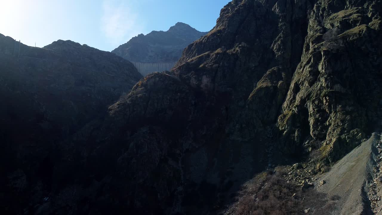 drone levantándose revelando magnífico paisaje montañoso val grana, piamonte
