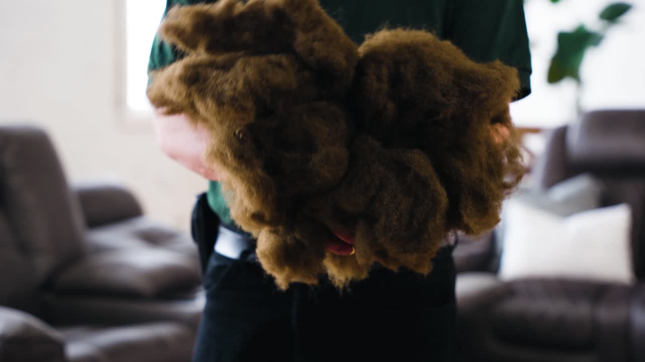 persona de reparación de muebles masculino sosteniendo una colección de suave resistido marrón aislante dacron fibra de poliéster almohada cojín relleno para tapicería espuma sofá sillas asientos