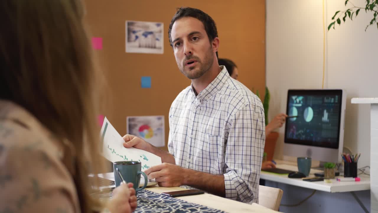 profesionales creativos de la generación del milenio trabajando en una oficina creativa