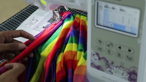 het maken van kleding met regenboogstof door het te naaien