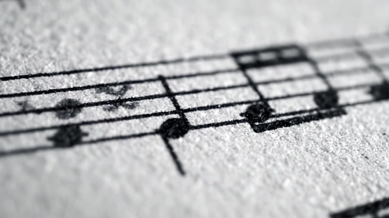 Het Verkennen van de Finesses van Muzieknotatie: Een Gedetailleerd Onderzoek van Bladmuziek met Diverse Noten en Sleutels op Gestructureerd Papier.
