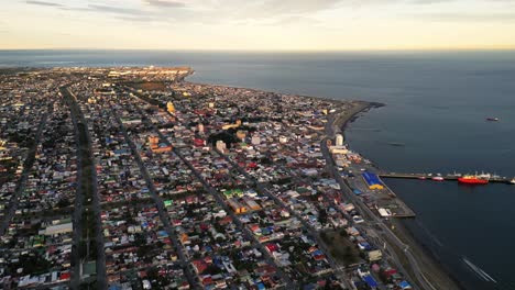 puerto de punta arenas chile patagónico estrecho de magallanes drone aéreo sobre la arquitectura de la ciudad y el horizonte sobre el agua del mar, patagonia antártica sudamericana