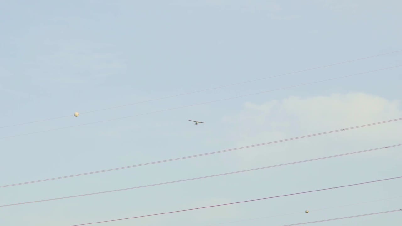 전력선 위를 비행하는 소형 비행기, 와이드 샷 120fps