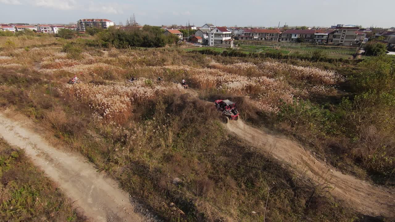 siguiente vista aérea en 4x4 utv offroad car conduciendo sobre el terreno polvoriento