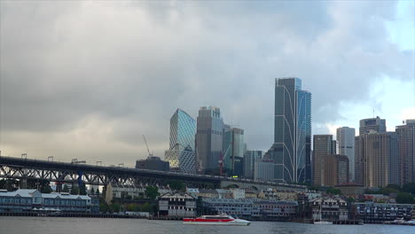 A-train-leaves-the-Sydney-CBD-city-in-Australia,-wide-shot