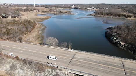 Luftaufnahmen-Einer-Mehrspurigen-Autobahnbrücke,-Die-Einen-Fluss-überspannt,-Drohnenvorwärtsbewegung