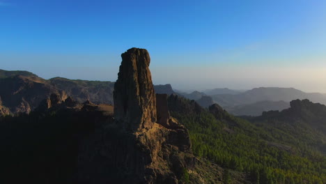 Vista-Aérea-En-órbita-Sobre-Roque-Nublo-En-Los-últimos-Destellos-Del-Día.