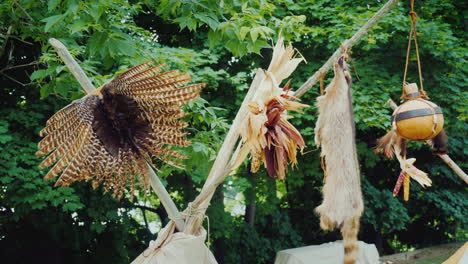 Joyería-De-Plumas-Vajilla-Tradicional-Wigwam---El-Hogar-Tradicional-De-Los-Indios