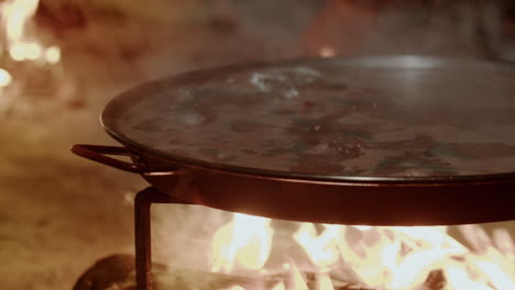 Smoking-hot-paella-with-chicken-during-Fallas-festival-in-Valencia