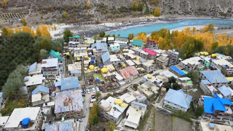 k tomas aéreas de un pequeño pueblo en