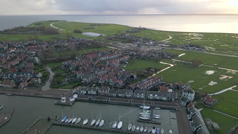 La-Luz-Del-Sol-De-La-Hora-Dorada-Brilla-Sobre-El-Histórico-Pueblo-De-Marken-En-Holanda,-Aéreo