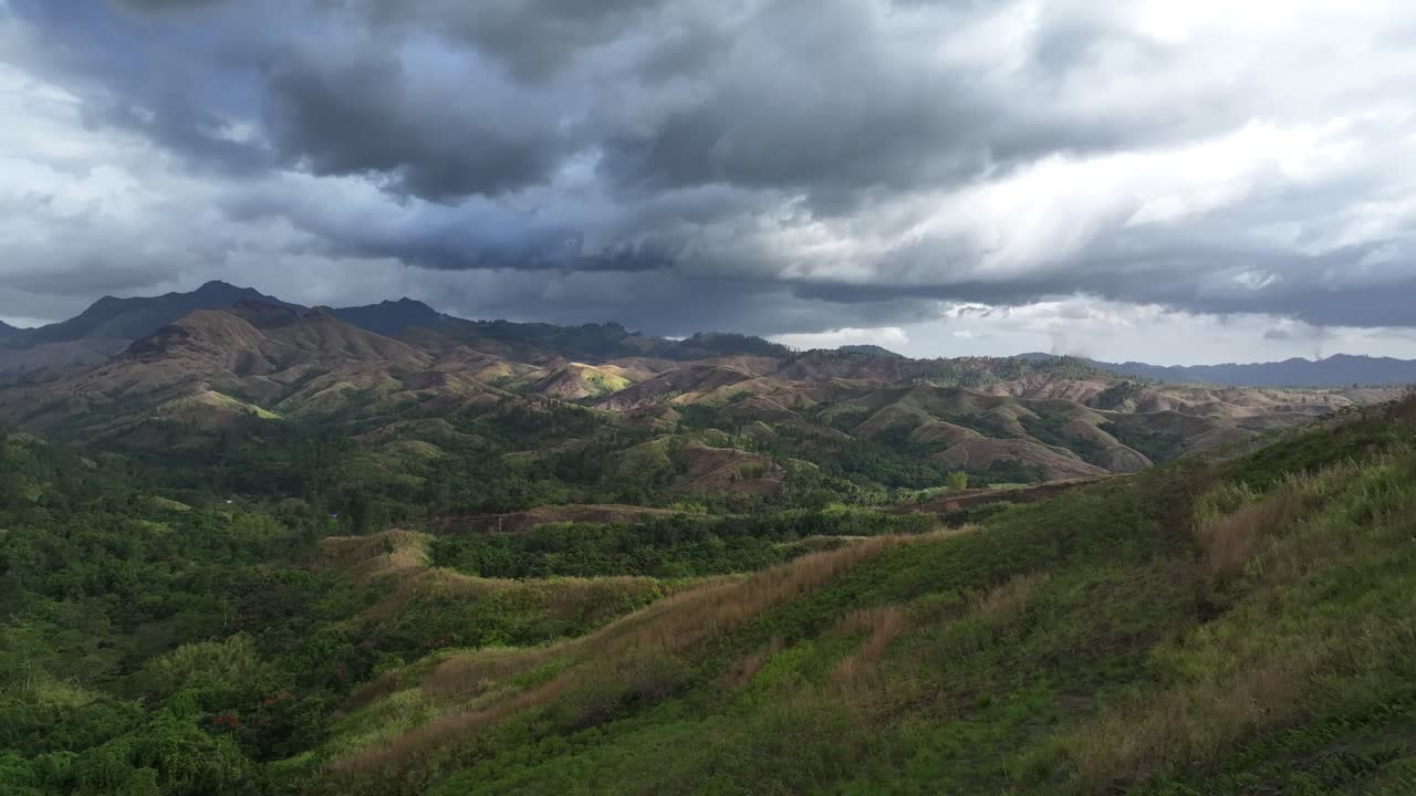 video del avión no tripulado sobre las montañas de fiji