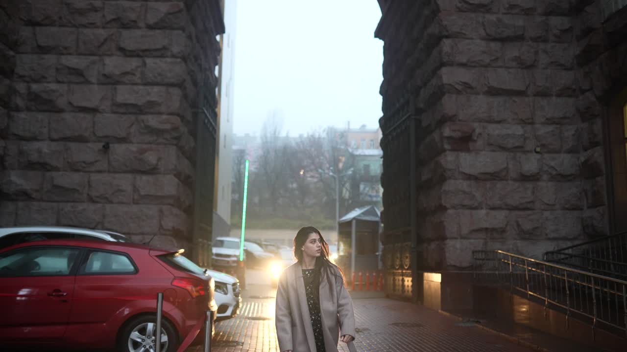 겨울 에 도시 거리 를 고 있는 여자