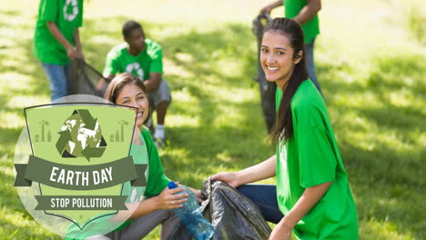 animación del texto del día de la tierra de la ecología y el logotipo del globo sobre voluntarios sonrientes limpiando en el bosque