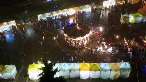 vista de drones de puestos de navidad y carrusel en la plaza podgorski con st