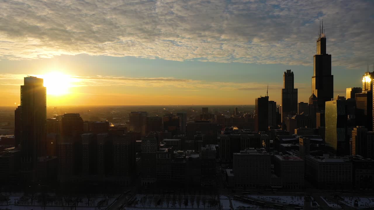 Horizonte urbano de Chicago ao pôr do sol de inverno. Hora Dourada. Vista Aérea. EUA.