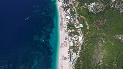 Dhermi-Strand-In-Albanien:-Blau-türkises-Meer,-Riviera-Resort,-Hotels-Und-Sommerurlaubsparadies-Am-Sand