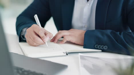 hombre de negocios, manos o escritura en el libro para el informe