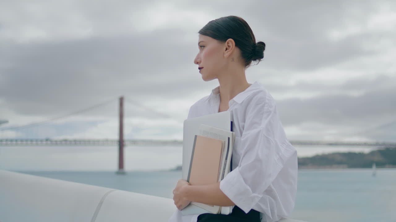 여성 매니저가 앞에 작업 서류와 함께 거리를 서 구름 하늘을 가까이.