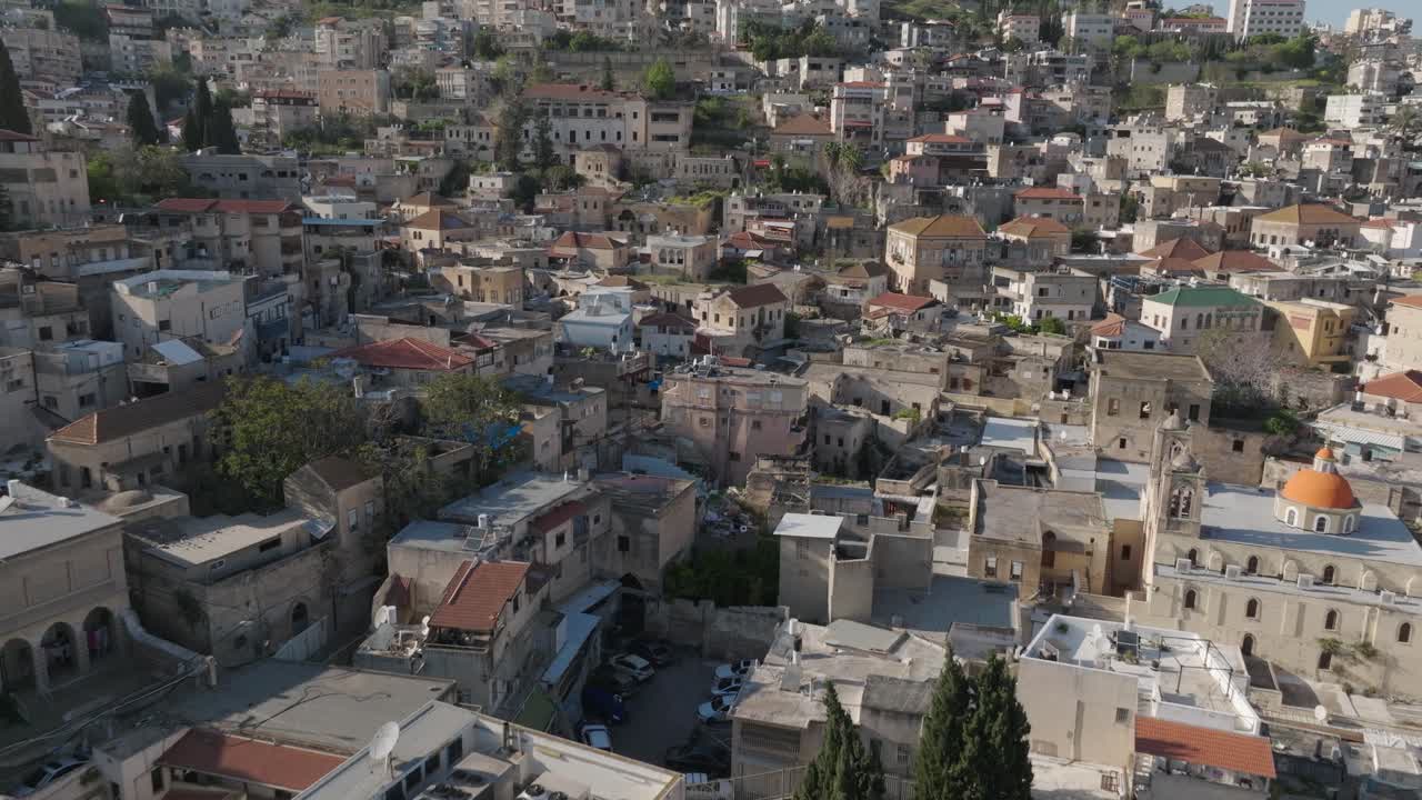 vuelo aéreo sobre una multitud de casas en la ciudad vieja de nazaret, israel