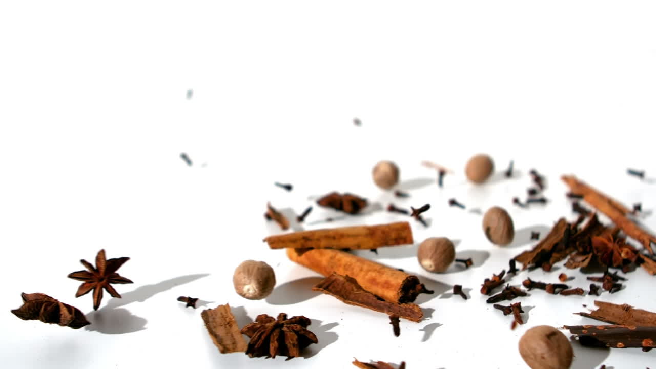 especias rodando en el suelo