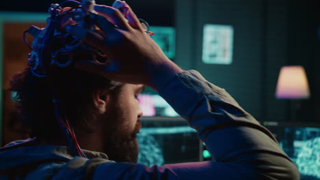 el científico informático se pone los auriculares eeg, conecta el cerebro con el ciberespacio.