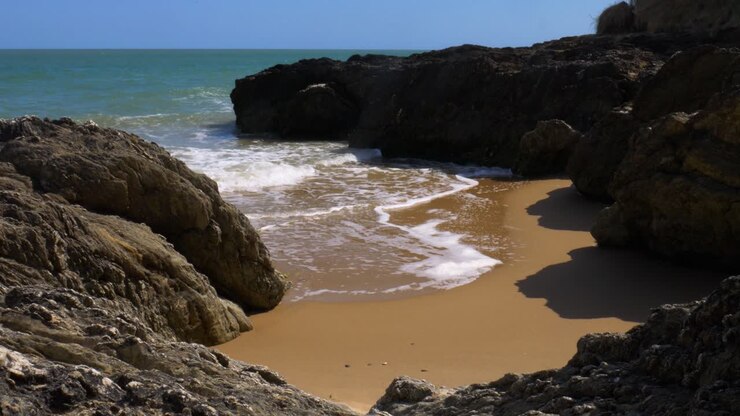 Ondas do Oceano na Praia de Brittas Bay no Condado de Wicklow, Irlanda, em um dia quente e ensolarado de verão
