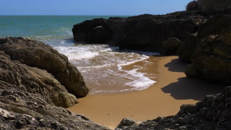 Meereswellen-Am-Strand-Von-Brittas-Bay-In-Der-Grafschaft-Wicklow,-Irland-An-Einem-Heißen,-Sonnigen-Sommertag