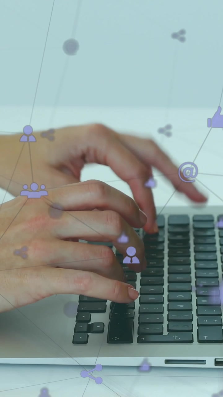 Animazione di una rete di icone digitali che ruotano su mezzo busto di una donna che usa un laptop in ufficio
