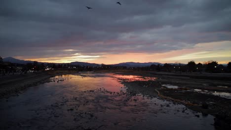 Togetsukyo-brücke-Kyoto-Arashiyama-Bambuswaldfluss-Sonnenaufgangsspaziergang-Mit-Vögeln