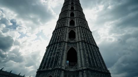 una alta torre gótica