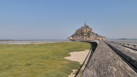 Vista-Desde-El-Puente-A-La-Abadía-Medieval-Del-Mont-Saint-Michel-En-Francia.