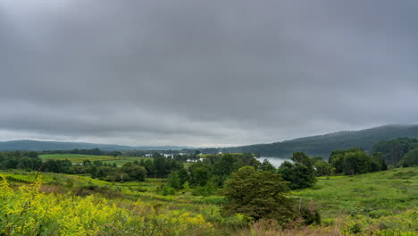 Ein-Zeitraffer-Von-Gewitterwolken-über-Der-Wildnis-Des-Wildschutzgebiets-Middle-Creek