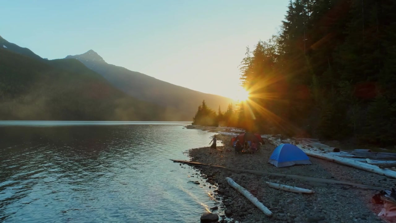 Pemandangan Alam Indah dengan Cahaya Golden Hour dan Petualangan Luar Ruang