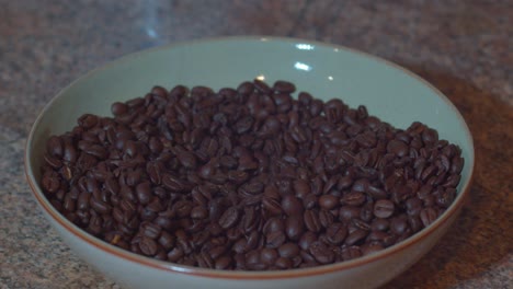 los granos de café se levantan y luego se dejan caer en cámara lenta