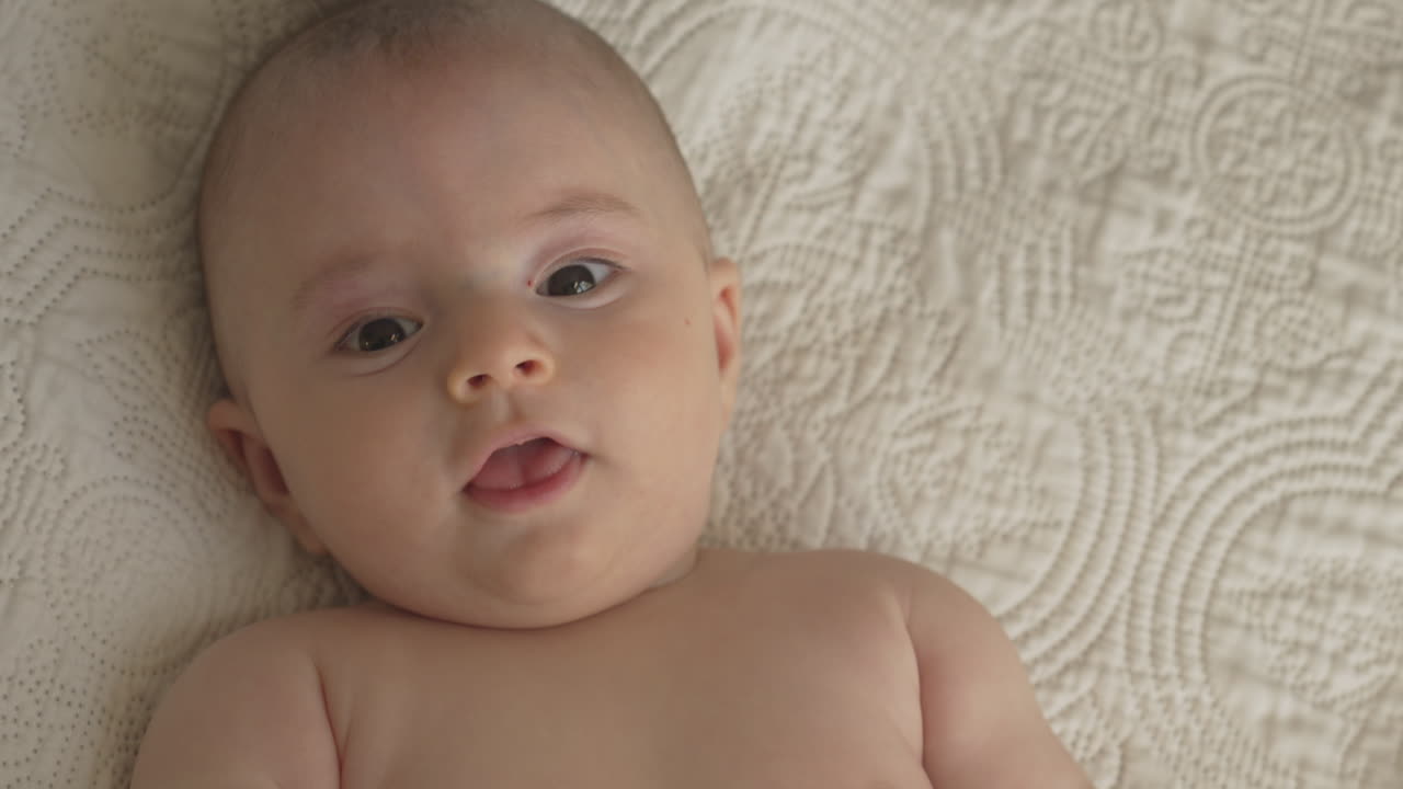 retrato del bebé, la madre juega con los brazos y las manos, acaricia al recién nacido