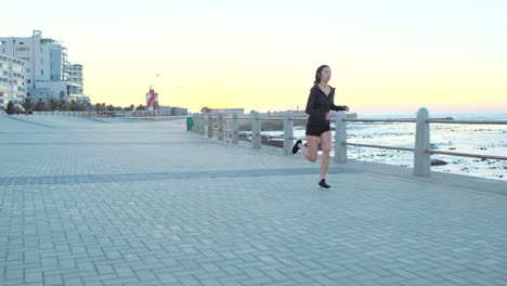 Fitness,-Mujer-Y-Correr-Con-Auriculares-En-La-Playa